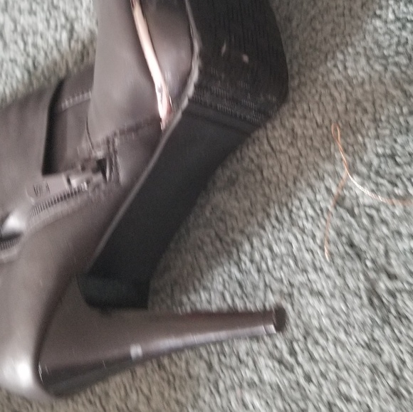 Gray boots and matching handbag. - Picture 4 of 5